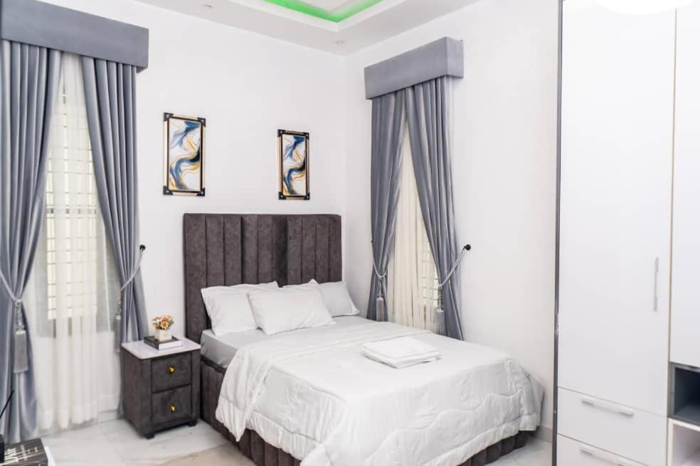 Urban Retreat Luxury Shortlet Apartment Lekki Ajah Lagos With Pool And Gym Kültér fotó